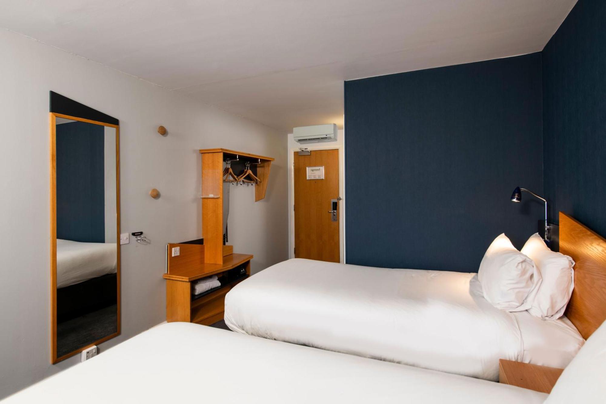 Holiday Inn Express Taunton East By Ihg Exterior foto