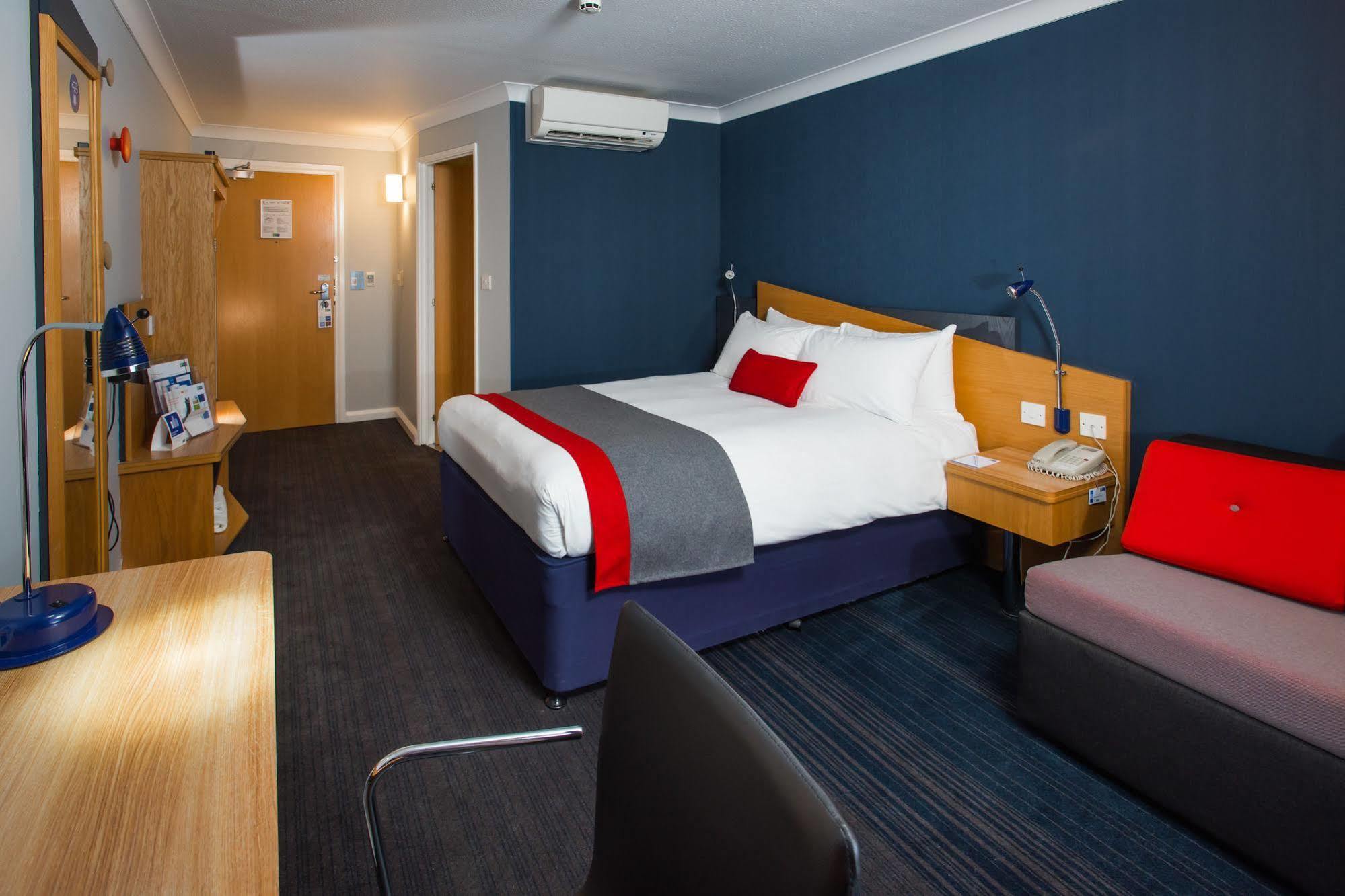 Holiday Inn Express Taunton East By Ihg Exterior foto